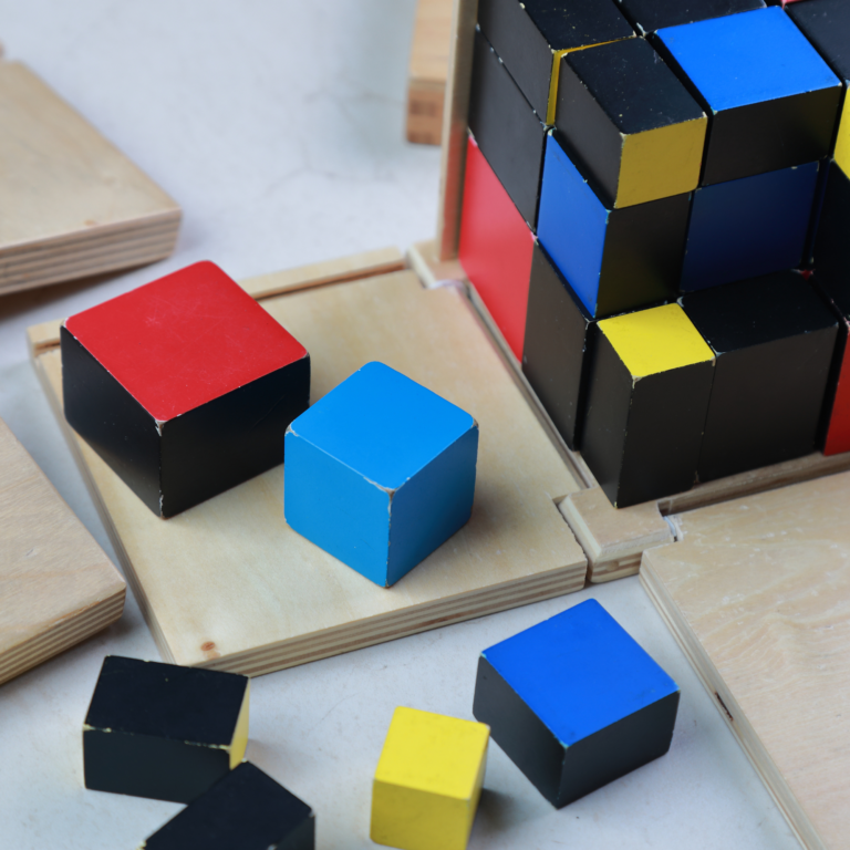 Aprenda la lección del cubo binomial sensorial Montessori