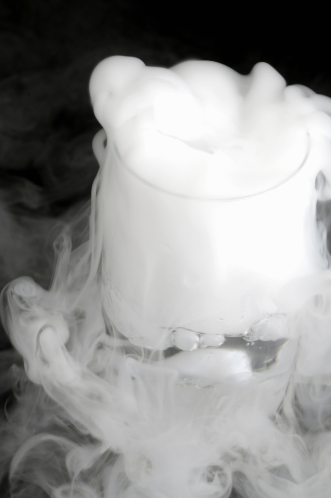 Cómo hacer increíbles experimentos con hielo seco que hacen que el aprendizaje sea divertido