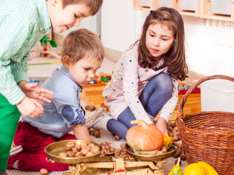 DIY Montessori Sensorial - DIY Baric Cylinders with a natural objects and a balance scale